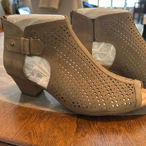 Ankle boots with a peep toe. Khaki Nubuck Never worn